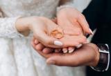 Семь пар экстренно поженились в Череповце после получения повестки 
