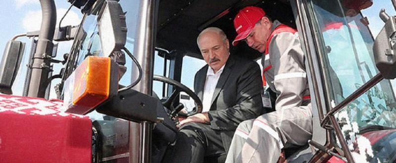 Лукашенко подарил Путину на юбилей трактор 