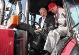 Лукашенко подарил Путину на юбилей трактор "Беларус"