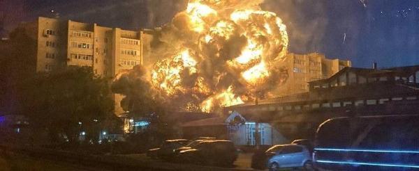17 квартир девятиэтажки охвачены огнем после падения военного самолета в Ейске