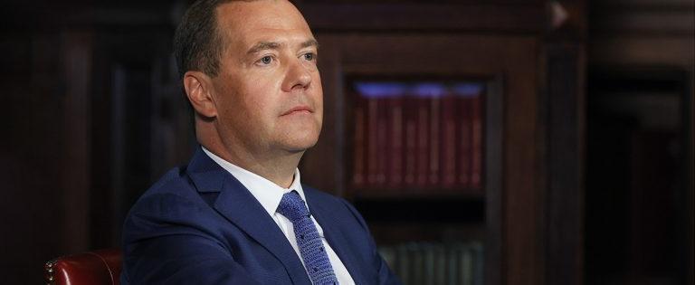 Медведев констатировал, что Россия в одиночку сражается с НАТО и всем западным миром