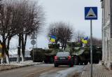 Стоявшая на улицах бронетехника с украинскими флагами напугала жителей соседней области