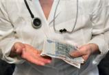 Названы суммы дополнительных выплат российским медикам в 2023 году