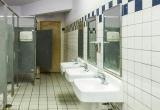 Старшеклассник завел 9-летнего мальчика в школьный туалет и совратил его