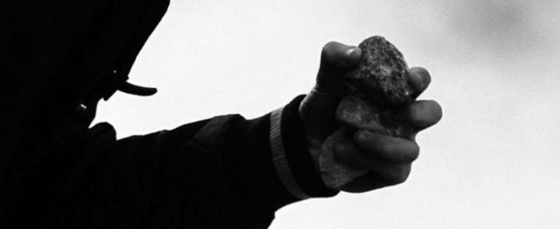 Пьяный житель Вологодчины бросил камень прямо в голову 11-летнего ребенка