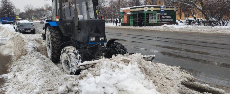 В Череповце оставленные вдоль дорог автомобили мешают убирать снег
