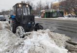 В Череповце оставленные вдоль дорог автомобили мешают убирать снег