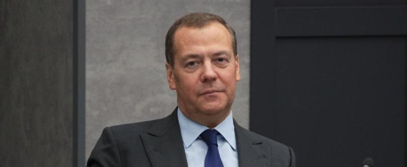 Дмитрий Медведев пригрозил нацпредателям серьезным наказанием по закону военного времени