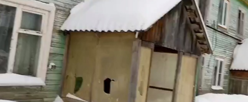 Школьники из вологодской деревни вынуждены обедать в старом деревянном доме, где пахнет кошачьей мочой 