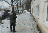 В Соколе упавший с крыши лед чуть не убил двух маленьких детей 