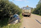 В Вологодской области водитель иномарки отвлекся на телефон и оказался в кювете