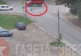 Житель Вологодчины упал с мотоцикла и едва не впечатался в грузовик