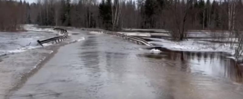 Движение транспорта на трассе в Череповецком районе временно перекрыто из-за наводнения