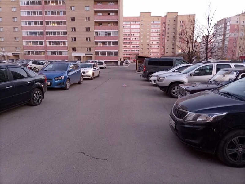 Во дворе Зашекснинского района Череповца под колеса авто попал 5-летний мальчик 