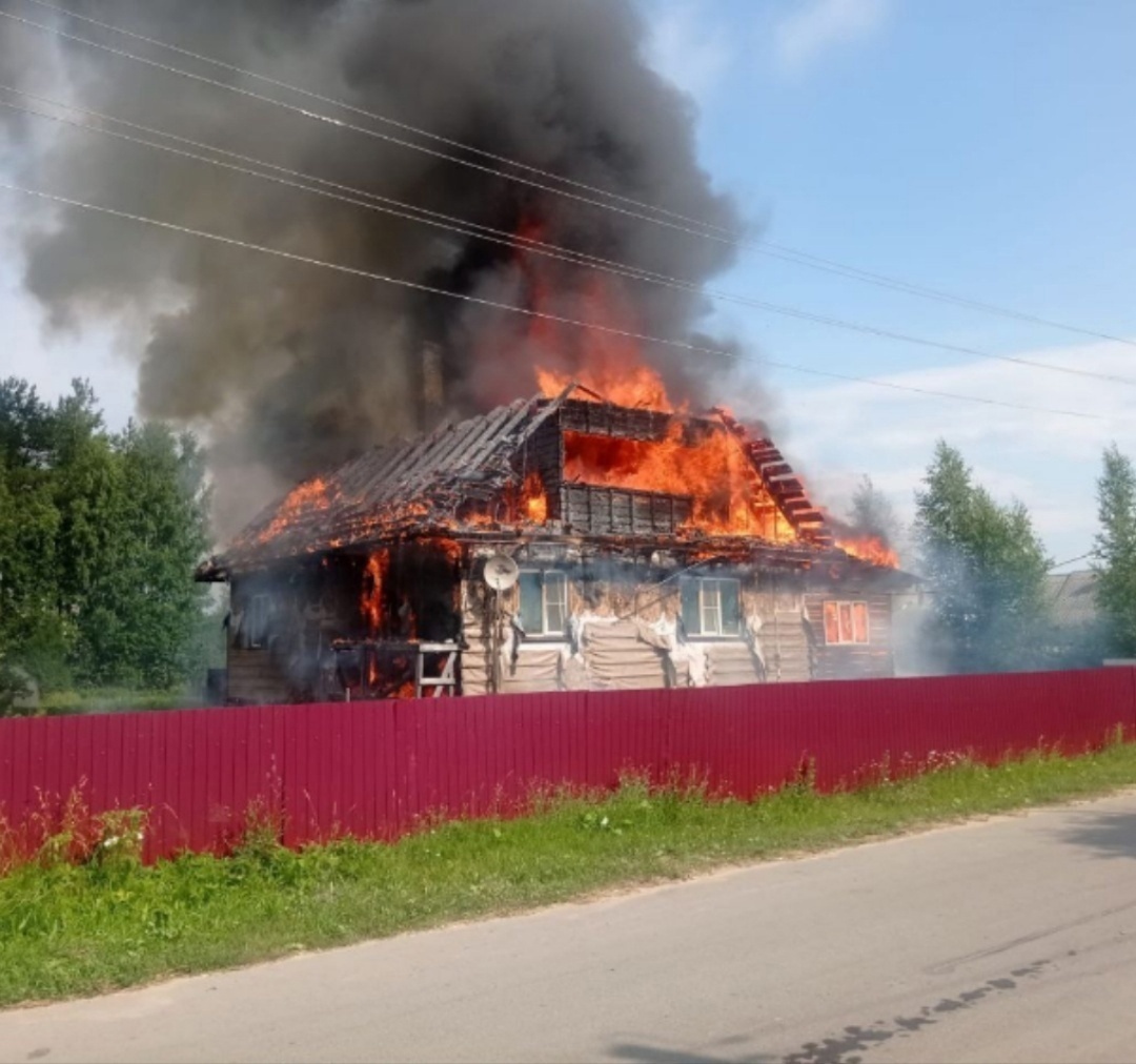 Борьба с огнём: в Устье пожарные отстояли жилой квартал