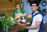 – Что сегодня выберите? – спросила с улыбкой девушка у мужа, словно это был ее постоянный клиент