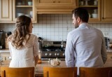 Через день после свадьбы я уже сидела на кухне и думала о разводе
