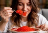 Золовка постоянно плачется о материальных трудностях, а сама каждый день ест красную икру