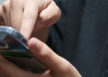 Почти половина подростков проводят в интернете по восемь часов в день: что тревожит родителей и экспертов