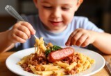 Невестка кормит внука холодными макаронами с сосисками, а сама питается в модных ресторанах