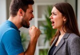 - Ты даже ребеночка родить не можешь! Зачем мне такая женщина?! – орал муж