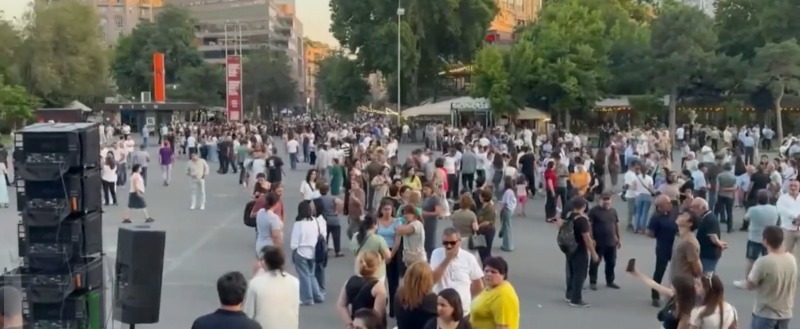«Мы здесь и останемся»: переселенцы из Карабаха вышли на протест в Ереване