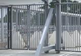 Эстония усиливает защиту границы с Россией: в Нарве начали строить ворота и барьеры
