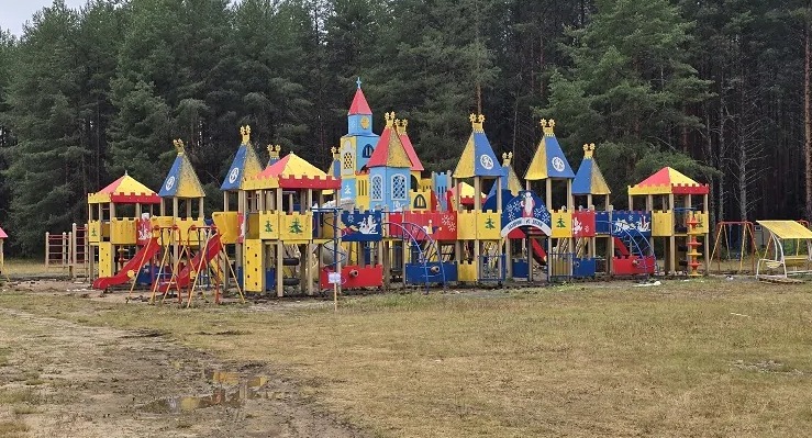 В Великом Устюге разбираются с судьбой детской площадки «от Деда Мороза» — даритель выражает недовольство