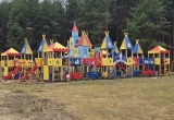 В Великом Устюге разбираются с судьбой детской площадки «от Деда Мороза» — даритель выражает недовольство