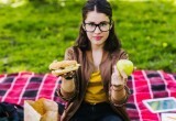 А мы решили не заморачиваться! – друзья пригласили на пикник, но подумали, что всю еду привезем мы