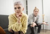 Свекровь пришла спасать своего сына, когда я отказалась отдавать ему зарплатную карту