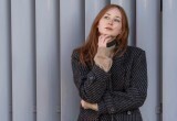 Подруга стала относиться ко мне свысока, когда я устроилась в ее офис уборщицей