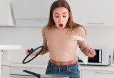 — У меня нет кастрюли или сковородки, потому что я не умею ими пользоваться, — сказала девушка, когда я попросил отварить макароны