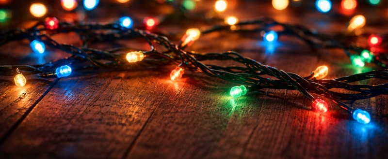 Без искр и перегрузок: россиянам объяснили, как выбрать безопасную новогоднюю гирлянду