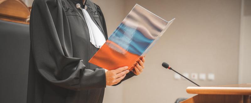 Жительница Череповца отсудила крупную компенсацию после падения в яму с ребенком во дворе