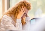 - Она не поднимает руку на уроке, - учительница довела до невроза мою дочь этой претензией