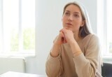 -Ты выпендриваешься просто, - я хочу отдать дочь в школу в 6 лет, но меня осуждает все мое окружение
