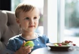 После рождения дочери мне приходится общаться с родителями других ребят, а я от этого устаю
