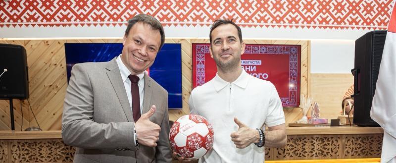 Мяч из Великого Устюга вручили Александру Кержакову