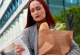 Муж настаивает на том, чтобы мы покупали самые дешёвые продукты, хотя мы хорошо зарабатываем