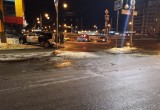 Водитель сбил металлическое ограждение у торгового центра в Череповце и врезался в другой автомобиль (ФОТО)