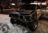 Водитель сбил металлическое ограждение у торгового центра в Череповце и врезался в другой автомобиль (ФОТО)