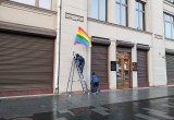 Участники Pussy Riot поздравили Путина с днём рождения ЛГБТ-флагами