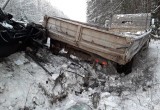 На Вологодчине «ВАЗ» выбил с трассы грузовик и улетел вслед за ним