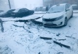 Just дует: ураганный ветер ронял деревья на машины в Череповце
