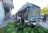 На Сталеваров автобус протаранил здание