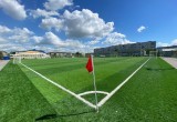 На футбольном поле стадиона «Металлург» постелили новый газон