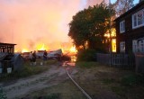 В Кадуе огонь со старых сараек перекинулся на два жилых дома