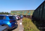Голливуд отдыхает: опубликовано видео схода вагонов на машины у проходной «Северстали»