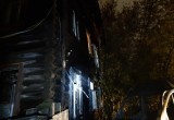 Ночью в Череповце сгорел микроавтобус: огонь перекинулся на другие машины и жилой дом
